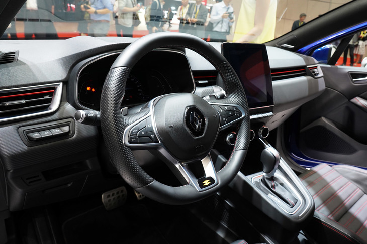 インストゥルメントパネルまわりについては、ダッシュボード中央に巨大な縦型ディスプレイが備わることを前提にデザインがなされた。