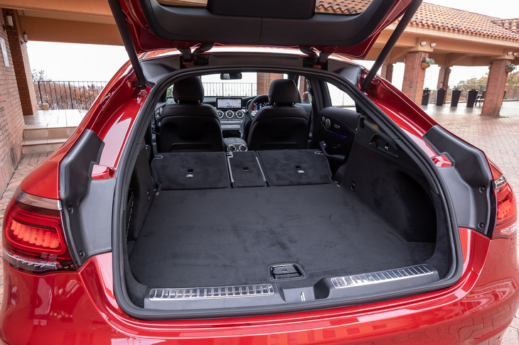 後席背もたれをすべて前方に倒すと、荷室容量は1400リッターにまで拡大できる。