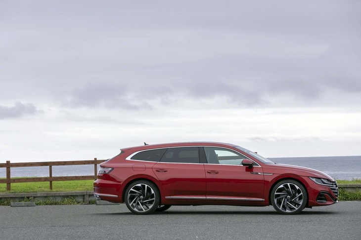 「フォルクスワーゲン・アルテオン」のマイナーチェンジを機に追加設定されたワゴン「アルテオン シューティングブレーク」。国内では2021年7月に発売された。