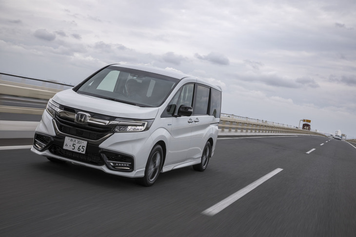 熟練の技を生かして開発されたエアロパーツにより、ミニバン特有の外乱に対応。高速走行時の安定性が高められている。