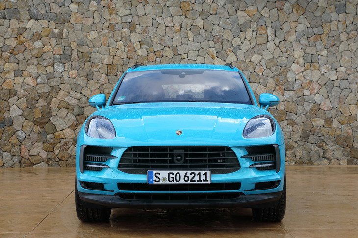 フロントまわりでは、開口部の大きくなったフロントバンパーや、他のポルシェ車と共通の、LED 4灯式ヘッドランプが新しい。