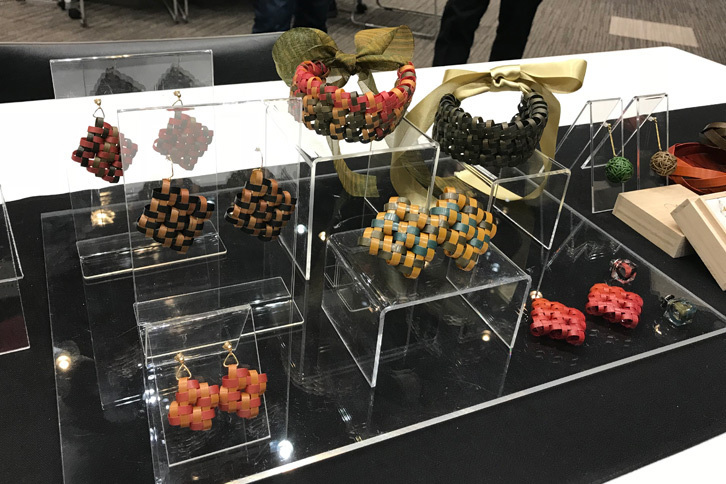 バングルのほか、イヤリングや蝶ネクタイも展示されていた。竹ならではのしなりがアクセサリーに表情を与えている。