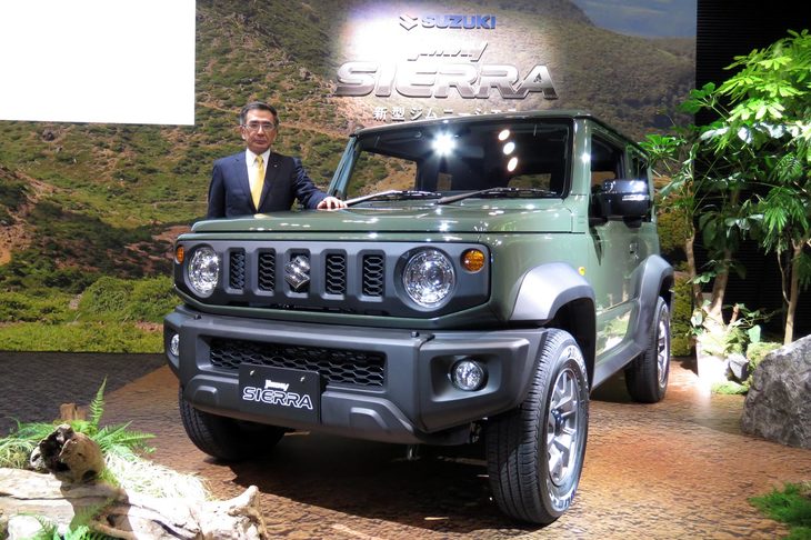 新型「ジムニーシエラ」と鈴木俊宏社長。鈴木社長はジムニーシリーズについて、「決して大ヒットと呼べるモデルではないが、一台一台、ていねいに販売していきたい」と意気込みを述べた。