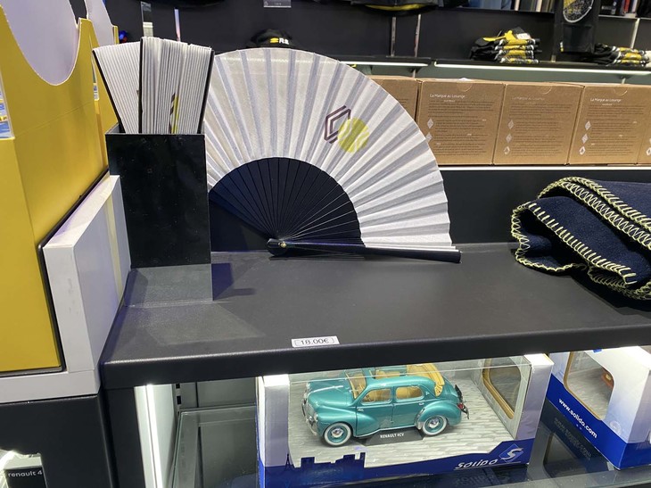 日本のルノー愛好家必携の扇子は18ユーロ（約2700円）。
