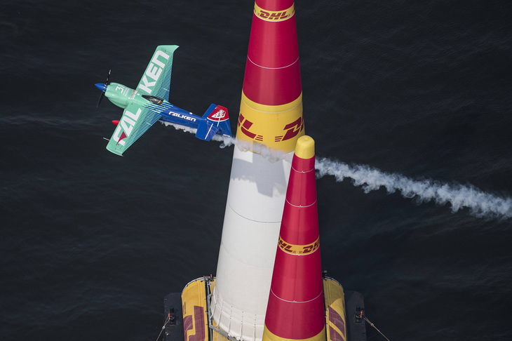 2018年5月27日の「レッドブル・エアレース千葉」でタイムアタックに臨む、室屋選手とその機体。（Joerg Mitter/Red Bull Content Pool）