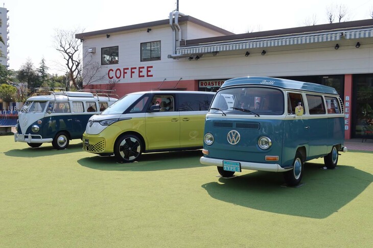 「フォルクスワーゲンID.Buzz」（写真中央）と、その先祖ともいえるフォルクスワーゲンの初代「タイプ2」（同左）、2代目タイプ2（同右）。