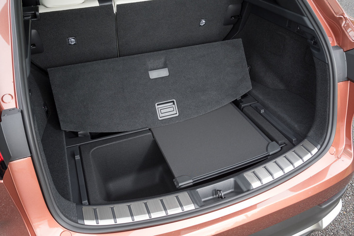 荷室床下には大容量の収納ボックスが備わる。折りたたんだトノカバーをしまっておけるのも素晴らしい。