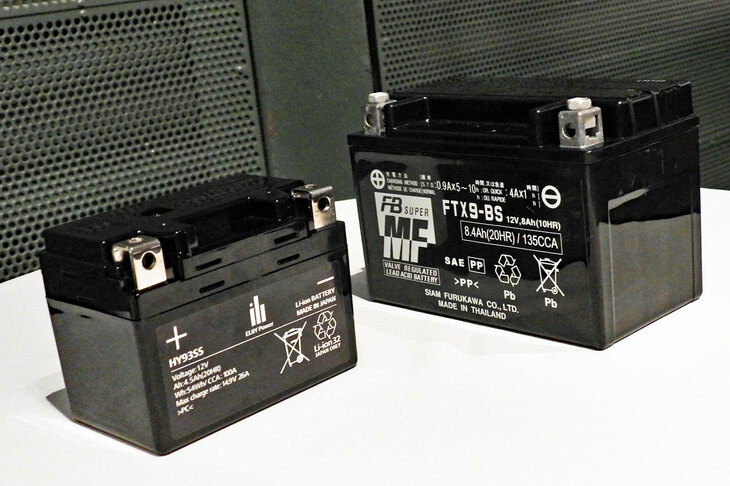 「スズキGSX-8T／GSX-8TT」に搭載されるリチウムイオンバッテリー（左）。通常の鉛バッテリー（右）よりコンパクトで軽量、しかも充電能力に優れ、自己放電もしにくいという特長を備えている。