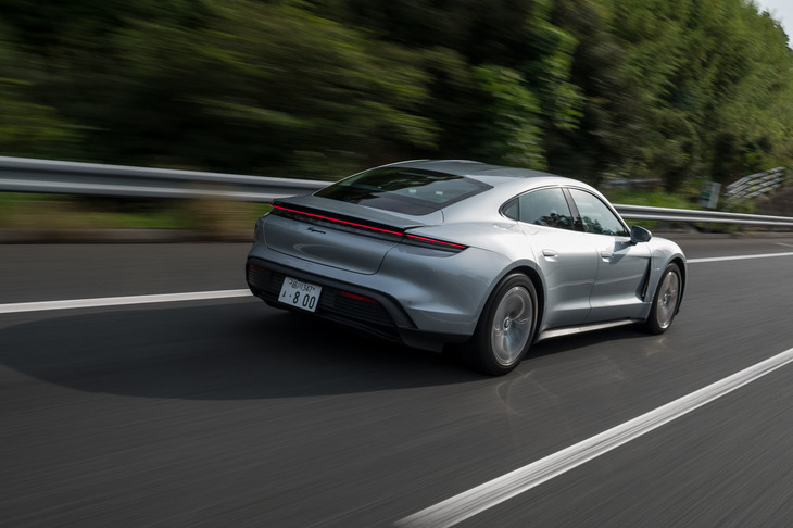 後輪駆動のベーシックな「タイカン」は、バランスに優れたシャシーと自然で操作性に優れるアクセル／ブレーキの制御が魅力的な、ポルシェらしい飾り気のないスポーツカーに仕上がっていた。