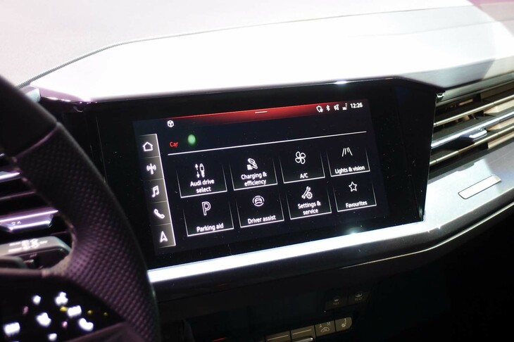 アウディQ4 40 e-tron Sライン（センターディスプレイ）