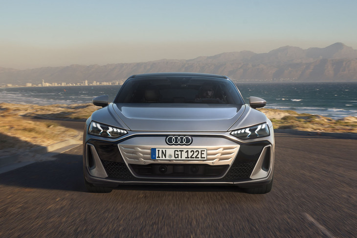 「アウディS e-tron GT」のフロントマスク。ボディーと同色のフロントグリルのインサートと2次元デザインの「フォーリングス」エンブレムが目を引く。