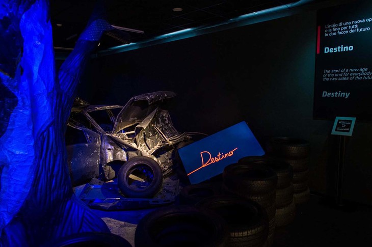 写真のアートもまた「デスティニー」の展示の一部。「変わるか、死ぬか。分かれ道に差し掛かった自動車は変わらなければ生存を続けることはできない」。こう記した、オピニオンリーダーともいえるイタリアの日刊紙の記事を引き合いに、自動車の運命を見つめ直そうというのがテーマだ。見つめ直すには120年以上におよぶ自動車の歴史にヒントがあるはず。これがMAUTOのオピニオンである。