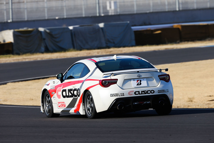 新旧比較では「RE-71R」よりも「RE-71RS」のほうが明らかに柔らかく、路面に食いつく感触が確認できた。