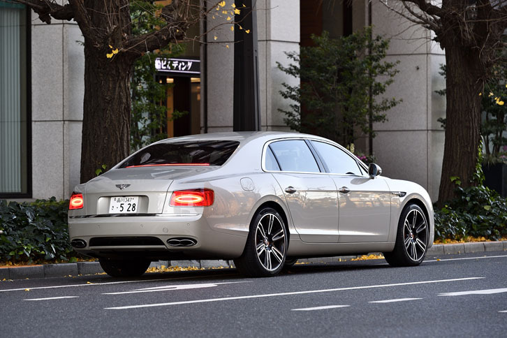 試乗車のボディーカラーは「ホワイト・サンド」。