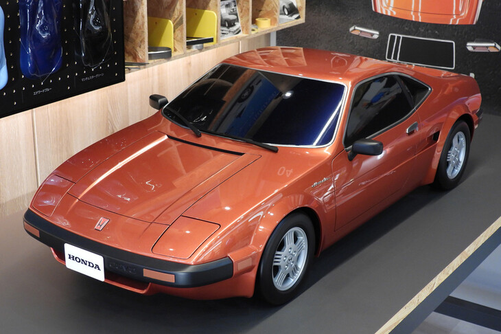 こちらがその4分の1スケールモデル。同車は北米市場を狙ったミドシップスポーツカーで、パワーユニットにはCVCCのV8エンジンを搭載。残念ながら、オイルショックによって計画は立ち消えとなった。