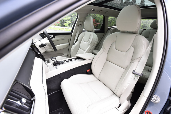 上質なナッパレザーで仕立てられたシート。前席にはマッサージ機能も備わる。