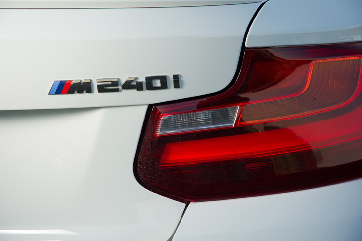 「M240i」は既存の「M235i」の進化版にあたり、2016年9月の改良に伴い、現在の車名に変更された。