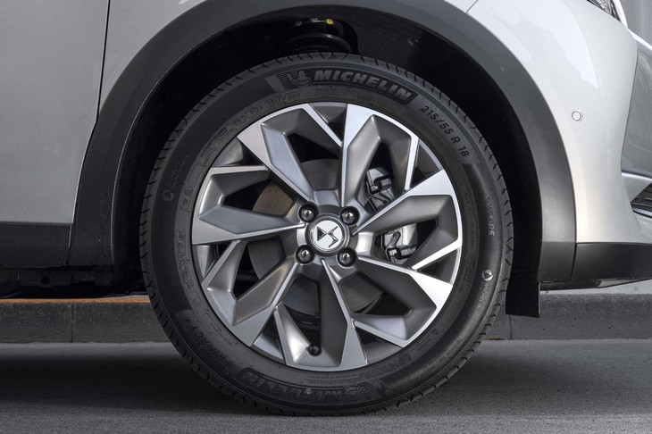 「KYOTO（京都）」と名づけられた18インチアルミホイール。繊細な意匠が印象的。