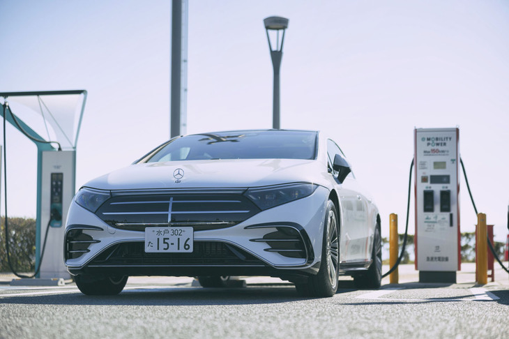 新東名高速道路・駿河湾沼津SAの急速充電器前で。WLTCモードで759kmもの一充電走行距離を誇る「EQS 450＋」だが、ちょっとした立ち寄り休憩の際に補充電を行えば、その移動能力は一段と高まる。