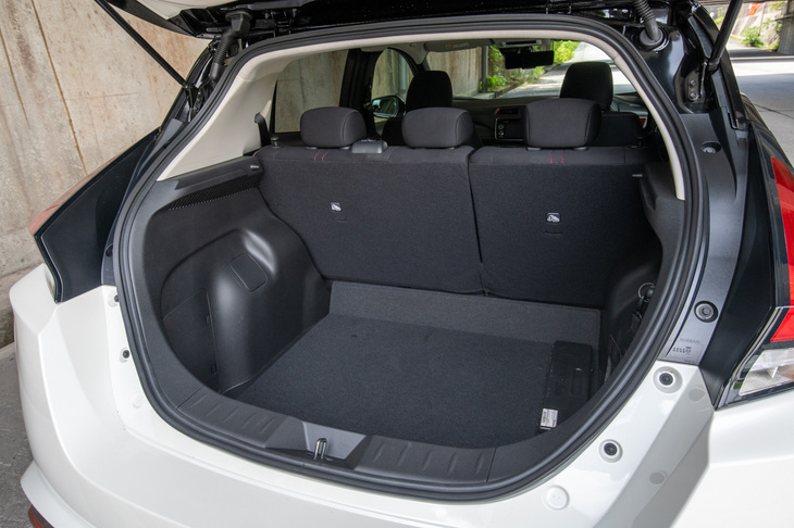 標準車と同じ容量435リッターのラゲッジルーム。日常性を犠牲にしないところも、「リーフNISMO」のようなスポーティーモデルの美点である。