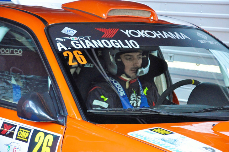 イタリア自動車クラブ（ACI）公認の氷上スピード選手権で奮闘中のアルベルトさん。