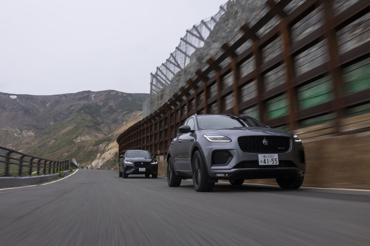 ジャガー・ランドローバー全体として、2039年までにサプライチェーン、製品、オペレーションのすべてを通じて温室効果ガスの排出量実質ゼロを目指している。ジャガーが「E-PACE」（写真手前）と「F-PACE」（写真奥）にラインナップするPHEVは、その目標に進むための重要なモデルと位置づけられている。