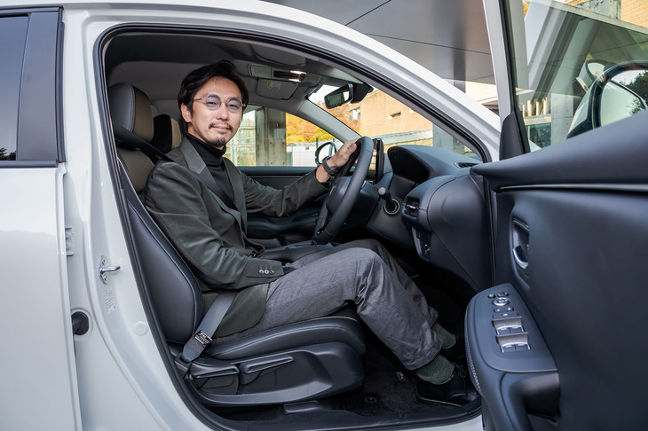 インテリアデザインを担当した上野大輝さんは、2010年に本田技術研究所に入社。「N-WGN」や「N-BOX」などのインテリアデザインを担当した後、アドバンスデザイン室に異動し「ZR-V」のインテリアデザインプロジェクトリーダーとなった。