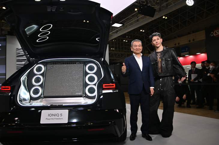 写真左からヒョンデモビリティジャパンの七五三木敏幸代表取締役社長とギタリストのMIYAVI。「アイオニック5」のカスタマイズモデルのリアにはギターアンプが搭載されている。