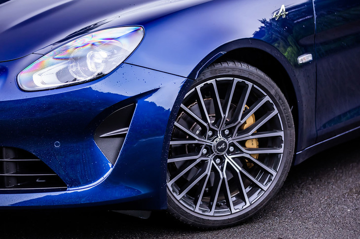 試乗車両はオプションの18インチ「ブラックGrand Prix」アロイホイールに、前205/40ZR18、後ろ235/40ZR18サイズの「ミシュラン・パイロットスポーツ4」タイヤを組み合わせていた。