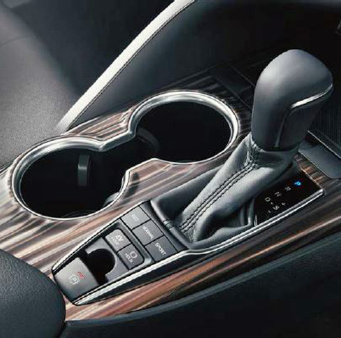 トランスミッションは、マニュアル感覚のシフト操作を可能とする「シーケンシャルシフトマチック」を採用。
	（Photo：G。内装色はブラック。）