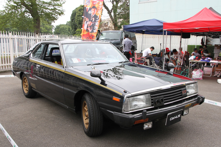 ショップのコーナーに展示されていた「マシンX」。根強い人気のあるテレビドラマ『西部警察』の撮影に使われたホンモノの劇中車だそうで、ベースカーは1980年「日産スカイライン ハードトップ2000GTターボ」（KHGC211）。通称ジャパンの後期型である。