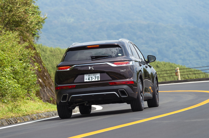 「DS 7クロスバック」は、ブランド初となる8段ATを採用。アイシン・エィ・ダブリュとの共同開発になるこのユニットは、全長を従来の6段ATと同等に抑えたことに加えて、軽量化も実現しているという。