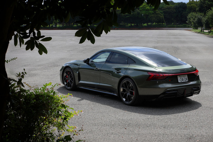 アウディとポルシェが共同開発したBEV専用プラットフォームをベースとする、4ドアの高性能スポーツモデル「e-tron GT」。今回の試乗車は、2024年6月（日本導入は2025年8月）のマイナーチェンジで追加されたハイエンドモデル「RS e-tron GTパフォーマンス」だ。