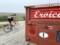 後部には、かつてヴィテルボの自動車レーシングチームで使われていたことを示すステッカーが。