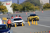 先導車のドライバー氏に聞いたところ、何をしても滑り出しそうにない「タイプR」であっても、うまく運転するコツは「荷重移動など、基本に忠実に」とのこと。コーナーであんまり突っ込むのはNGとのことだった。