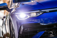 カメラで対向車や先行車を検知し、片側22個のLEDを個別制御するダイナミックターンインジケーター付きLEDマトリクスヘッドライト「IQ.ライト」を標準装備。フロントグリルに備わる左右のヘッドランプをつなぐLEDのバーも「ゴルフR」の特徴だ。