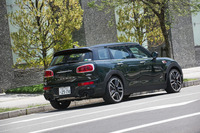 「MINIジョンクーパーワークス クラブマン」が発売されたのは、2017年1月のこと。「3ドア」「コンバーチブル」に続く、現行シリーズでは3番目の“JCW”モデルとして導入された。