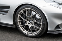 タイヤサイズは前が275/35ZR21、後ろが325/30ZR21。スポーク形状やカラーリングの異なる、全10種類のホイールが用意される。