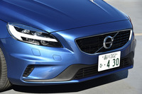 フロントまわりは、ハイグロス仕上げのグリルメッシュやシルクメタルのグリルフレームで飾られる。