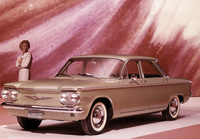 1960年「シボレー・コルベア」。ウエストラインのクロームの帯がボディー全周を囲むデザインは一世を風靡（ふうび）し、世界中のメーカーに影響を与えた。サイズは全長×全幅×全高＝4572×1699×1303mm、ホイールベース＝2743mmだった。