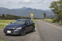 「V40クロスカントリー」にはACCやLKAだけでなく、歩行者と自転車も検知する衝突被害軽減ブレーキなど、最新モデルにもヒケを取らない先進安全装備を搭載している。