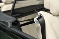 前席に座りドアを閉めると、シートベルトが引き出しやすい位置に自動で送り出される「シートベルトハンドオーバー」が標準装備される。シートベルトを着用すると、自動的に元の位置に戻る。