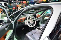 「ID.3」のインテリア。2枚のスクリーンを中心としたインターフェイスが目を引く。