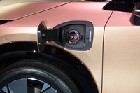 車体の左フロントフェンダー部には、急速充電の給電口がレイアウトされている。反対の右側には普通充電用の給電口がある。