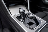 トランスミッションはトルコン式の8段AT。従来品よりトルクコンバーターのスリップを抑えるとともに、トーションダンパーを改良し、油圧制御の見直しを図ったことで、よりスムーズかつレスポンスのよい変速を実現している。