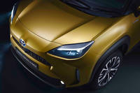 「ヤリスクロス」のヘッドライト。