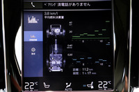 モニター類の表示では、ドライバーディスプレイ（デジタルメーター）のパワーフローメーターに加え、ダッシュボードのセンターディスプレイにもPHEV専用のパワーフロー画面が用意されており、パワートレインの駆動状態や燃費、電費などを随時確認できる。