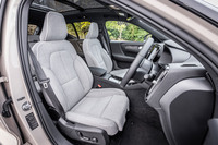 今回の試乗車では、「テイラードウールブレンド」と呼ばれる明るく品のいい表皮で仕立てられたオプションのファブリックシート（シートカーは「ミッドナイトジンク」）が選択されていた。