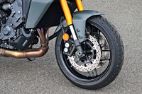 モデルチェンジの内容は兄弟車の「MT-09」に準じたもの。足元には同車と同じく、新工法の「SPINFORGED WHEEL」技術を用いた軽量ホイールが採用されている。