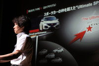プレゼンテーションにて、新型「シビック タイプR」の狙いを語る柿沼氏。開発コンセプトの「Ultimate SPORT 2.0」には、先代の走りをさらに突き詰めるという意味が込められている。